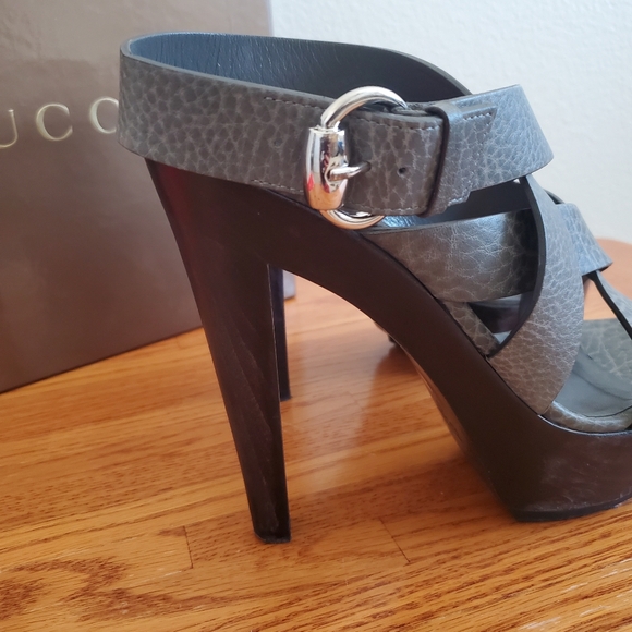 Gucci Pebbled Asphalt Grey Leather Strappy Platform Sandals Women's Shoes  8.5 - Picture 9 of 16